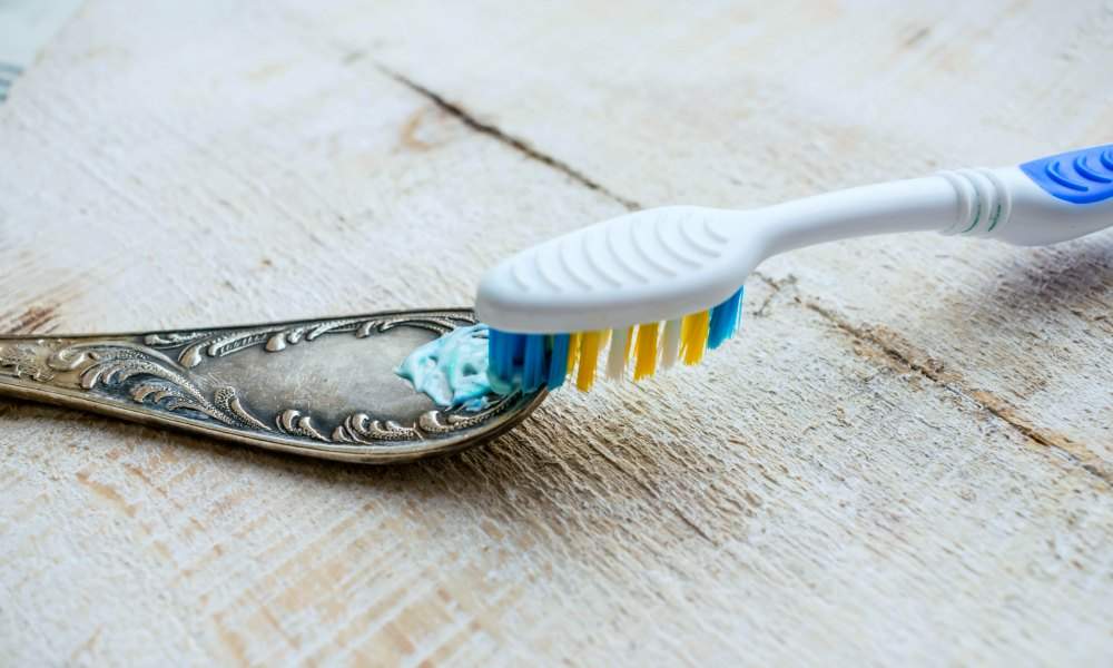 Zilver poetsen met tandpasta